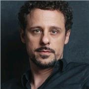 Attore diplomato alla Silvio d’Amico di Roma. Recitazione cinema e teatro, dizione, public speaking. Preparazione provini, selftap